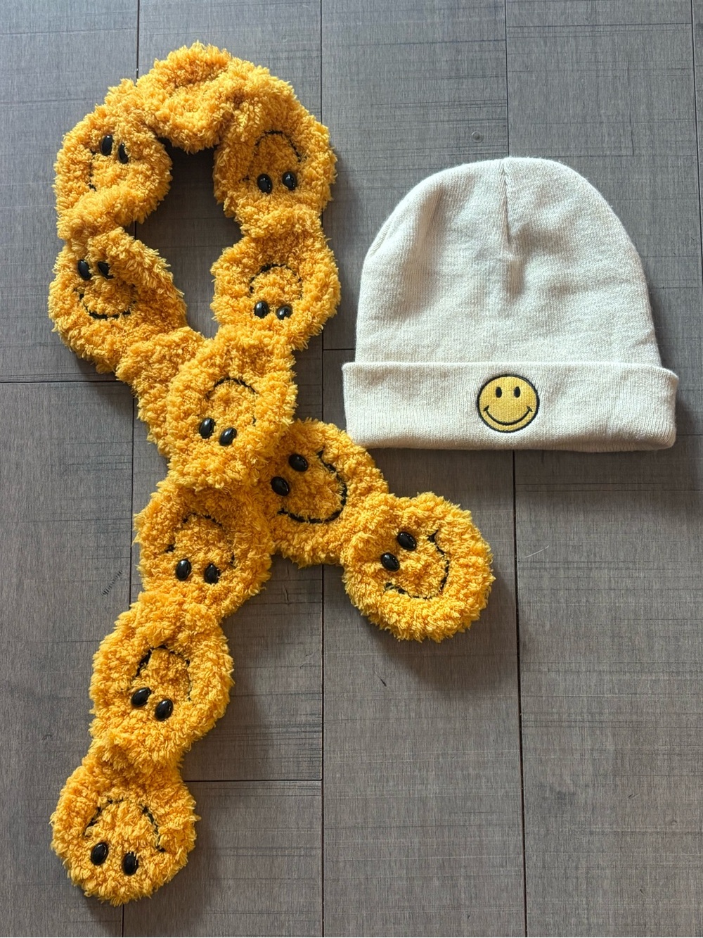 ♠️5/$25♠️Women's Smiley Face Beanie & Scarf Set Yellow and Cream